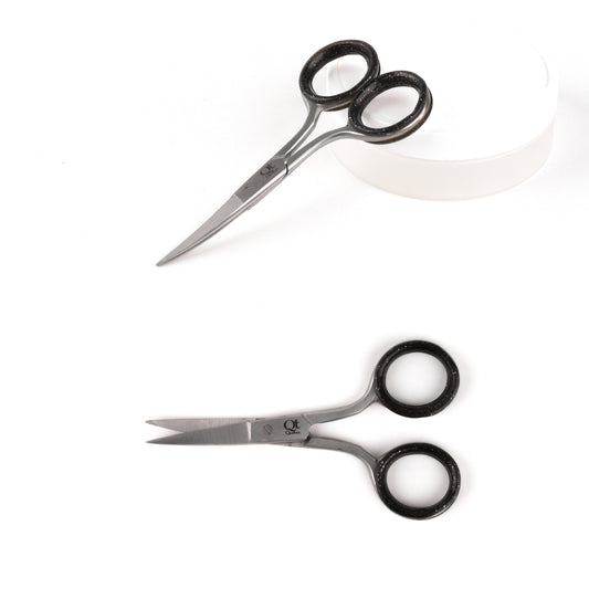 Nail scissors with curved blades